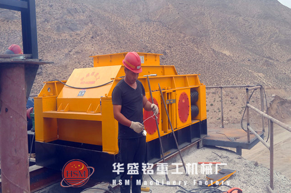 甘肃白银时产150-200t的硅石对辊破碎机生产线